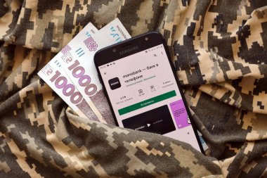 TERNOPIL, UKRAINE - 24 Nisan 2022: Monobank bankacılık uygulaması akıllı telefon ekranında. Monobank Ukrayna 'da önemli bir ticari bankadır.