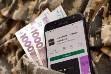 TERNOPIL, UKRAINE - 24 Nisan 2022: Monobank bankacılık uygulaması akıllı telefon ekranında. Monobank Ukrayna 'da önemli bir ticari bankadır.