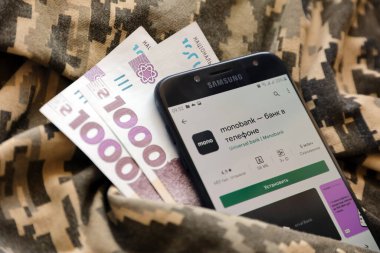 TERNOPIL, UKRAINE - 24 Nisan 2022: Monobank bankacılık uygulaması akıllı telefon ekranında. Monobank Ukrayna 'da önemli bir ticari bankadır.