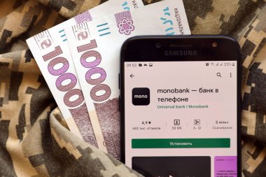 TERNOPIL, UKRAINE - 24 Nisan 2022: Monobank bankacılık uygulaması akıllı telefon ekranında. Monobank Ukrayna 'da önemli bir ticari bankadır.