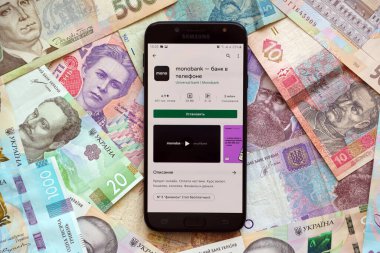 TERNOPIL, UKRAINE - 24 Nisan 2022: Monobank bankacılık uygulaması akıllı telefon ekranında. Monobank Ukrayna 'da önemli bir ticari bankadır.