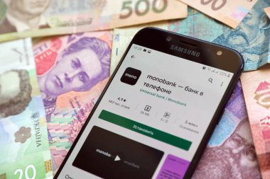 TERNOPIL, UKRAINE - 24 Nisan 2022: Monobank bankacılık uygulaması akıllı telefon ekranında. Monobank Ukrayna 'da önemli bir ticari bankadır.
