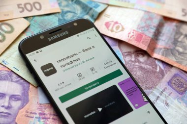 TERNOPIL, UKRAINE - 24 Nisan 2022: Monobank bankacılık uygulaması akıllı telefon ekranında. Monobank Ukrayna 'da önemli bir ticari bankadır.