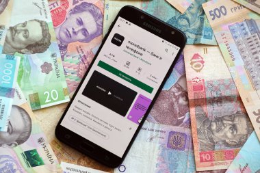 TERNOPIL, UKRAINE - 24 Nisan 2022: Monobank bankacılık uygulaması akıllı telefon ekranında. Monobank Ukrayna 'da önemli bir ticari bankadır.