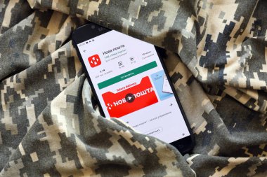 TERNOPIL, UKRAINE - 24 Nisan 2022: Nova Poshta uygulaması Play Store 'daki Samsung akıllı telefon ekranında, paketlerinizi Ukrayna' ya ulaştırma servisi, kapatın