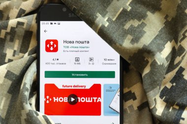TERNOPIL, UKRAINE - 24 Nisan 2022: Nova Poshta uygulaması Play Store 'daki Samsung akıllı telefon ekranında, paketlerinizi Ukrayna' ya ulaştırma servisi, kapatın