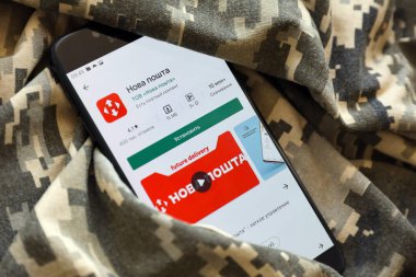 TERNOPIL, UKRAINE - 24 Nisan 2022: Nova Poshta uygulaması Play Store 'daki Samsung akıllı telefon ekranında, paketlerinizi Ukrayna' ya ulaştırma servisi, kapatın