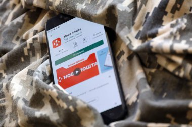 TERNOPIL, UKRAINE - 24 Nisan 2022: Nova Poshta uygulaması Play Store 'daki Samsung akıllı telefon ekranında, paketlerinizi Ukrayna' ya ulaştırma servisi, kapatın