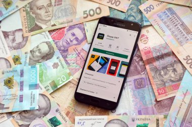 TERNOPİL, UKRAINE - 24 Nisan 2022: akıllı telefon ekranında Oschadbank bankacılık uygulaması. Oschadbank Ukrayna 'da önemli bir ticari bankadır.