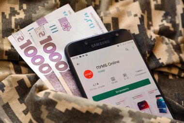 TERNOPİL, UKRAINE - 24 Nisan 2022: Akıllı telefon ekranında PUMB bankacılık uygulaması. PUMB Ukrayna 'da önemli bir ticari bankadır.