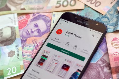 TERNOPİL, UKRAINE - 24 Nisan 2022: Akıllı telefon ekranında PUMB bankacılık uygulaması. PUMB Ukrayna 'da önemli bir ticari bankadır.