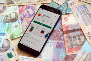 TERNOPİL, UKRAINE - 24 Nisan 2022: Akıllı telefon ekranında PUMB bankacılık uygulaması. PUMB Ukrayna 'da önemli bir ticari bankadır.