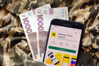TERNOPIL, UKRAINE - 24 Nisan 2022: Raiffeisen bankacılık uygulaması akıllı telefon ekranında. Raiffeisen Ukrayna 'da önemli bir ticari banka.