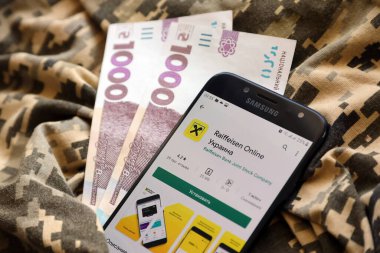 TERNOPIL, UKRAINE - 24 Nisan 2022: Raiffeisen bankacılık uygulaması akıllı telefon ekranında. Raiffeisen Ukrayna 'da önemli bir ticari banka.