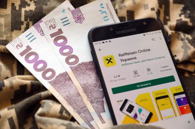 TERNOPIL, UKRAINE - 24 Nisan 2022: Raiffeisen bankacılık uygulaması akıllı telefon ekranında. Raiffeisen Ukrayna 'da önemli bir ticari banka.