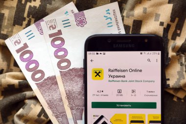 TERNOPIL, UKRAINE - 24 Nisan 2022: Raiffeisen bankacılık uygulaması akıllı telefon ekranında. Raiffeisen Ukrayna 'da önemli bir ticari banka.