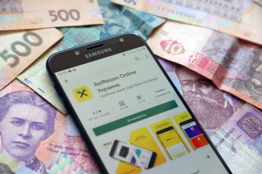 TERNOPIL, UKRAINE - 24 Nisan 2022: Raiffeisen bankacılık uygulaması akıllı telefon ekranında. Raiffeisen Ukrayna 'da önemli bir ticari banka.