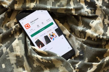 TERNOPIL, UKRAINE - 24 Nisan 2022: Zello Walkie mobil uygulama logosu, Ukrayna askeri kamuflaj üniformasına yakın çekim ekranında Play Market 'ten