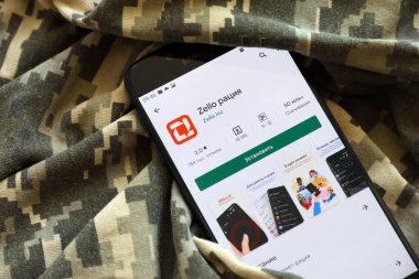 TERNOPIL, UKRAINE - 24 Nisan 2022: Zello Walkie mobil uygulama logosu, Ukrayna askeri kamuflaj üniformasına yakın çekim ekranında Play Market 'ten