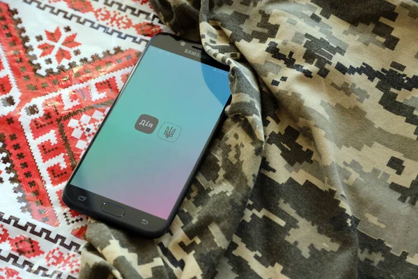 TERNOPİL, UKRAINE - 24 Nisan 2022: Akıllı telefon ekranında Diia uygulaması. Diya, Ukrayna 'da vatandaşlar için internet portalı ve e-yönetim markası bulunan mobil bir uygulama.