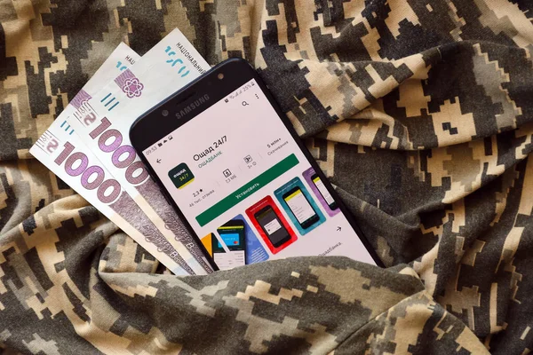 TERNOPİL, UKRAINE - 24 Nisan 2022: akıllı telefon ekranında Oschadbank bankacılık uygulaması. Oschadbank Ukrayna 'da önemli bir ticari bankadır.