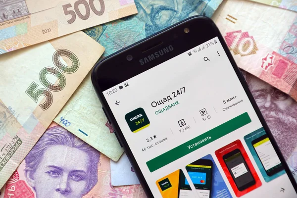 TERNOPİL, UKRAINE - 24 Nisan 2022: akıllı telefon ekranında Oschadbank bankacılık uygulaması. Oschadbank Ukrayna 'da önemli bir ticari bankadır.