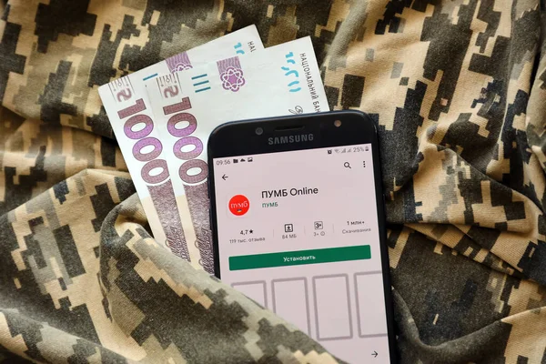 TERNOPİL, UKRAINE - 24 Nisan 2022: Akıllı telefon ekranında PUMB bankacılık uygulaması. PUMB Ukrayna 'da önemli bir ticari bankadır.