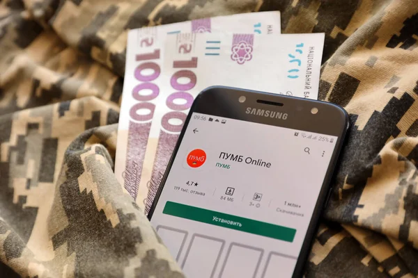 TERNOPİL, UKRAINE - 24 Nisan 2022: Akıllı telefon ekranında PUMB bankacılık uygulaması. PUMB Ukrayna 'da önemli bir ticari bankadır.