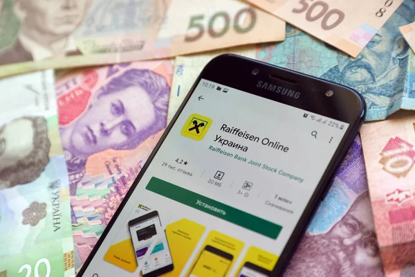 TERNOPIL, UKRAINE - 24 Nisan 2022: Raiffeisen bankacılık uygulaması akıllı telefon ekranında. Raiffeisen Ukrayna 'da önemli bir ticari banka.