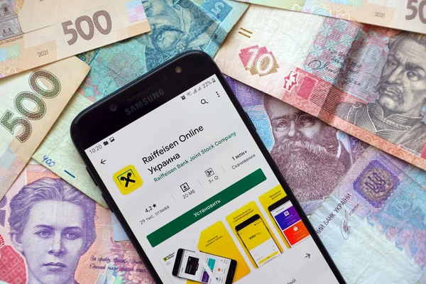 TERNOPIL, UKRAINE - 24 Nisan 2022: Raiffeisen bankacılık uygulaması akıllı telefon ekranında. Raiffeisen Ukrayna 'da önemli bir ticari banka.