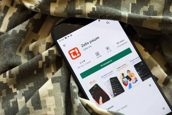 TERNOPIL, UKRAINE - 24 Nisan 2022: Zello Walkie mobil uygulama logosu, Ukrayna askeri kamuflaj üniformasına yakın çekim ekranında Play Market 'ten