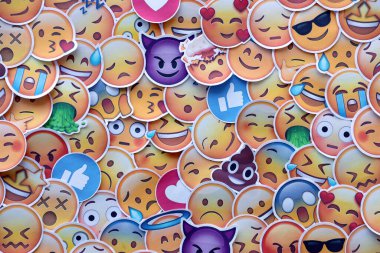 TERNOPİL, UKRAINE - 29 Nisan 2022: Emoji sarı yüzlü büyük çıkartmalar. Emoji, elektronik mesajlarda ve web sayfalarında kullanılan ve metne gömülü bir resim veya gülen yüzdür.