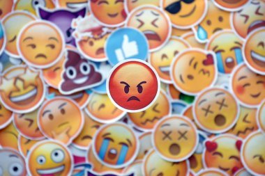TERNOPİL, UKRAINE - 29 Nisan 2022: Emoji sarı yüzlü büyük çıkartmalar. Odaklanma bölgesinde kızgın resim grafiği