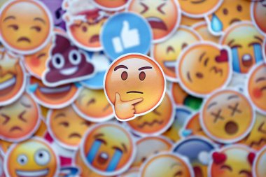 TERNOPİL, UKRAINE - 29 Nisan 2022: Emoji sarı yüzlü büyük çıkartmalar. Odaklanma bölgesinde resim çizimi düşünülüyor
