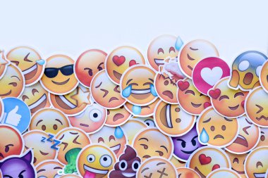 TERNOPİL, UKRAINE - 29 Nisan 2022: Emoji sarı yüzlü büyük çıkartmalar. Emoji, elektronik mesajlarda ve web sayfalarında kullanılan ve metne gömülü bir resim veya gülen yüzdür.