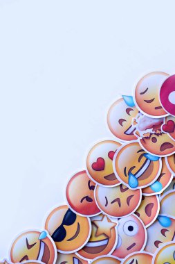 TERNOPİL, UKRAINE - 29 Nisan 2022: Emoji sarı yüzlü büyük çıkartmalar. Emoji, elektronik mesajlarda ve web sayfalarında kullanılan ve metne gömülü bir resim veya gülen yüzdür.