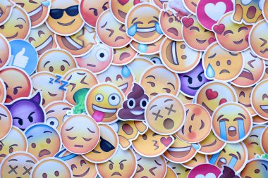 TERNOPİL, UKRAINE - 29 Nisan 2022: Emoji sarı yüzlü büyük çıkartmalar. Emoji, elektronik mesajlarda ve web sayfalarında kullanılan ve metne gömülü bir resim veya gülen yüzdür.