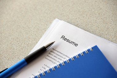 Kalem ve not defterine yakın masadaki özgeçmiş ve CV formları da dahil olmak üzere ofis belgelerinin üst görüntüsü. İş arama süreci. İş yeri konsepti için avlanma