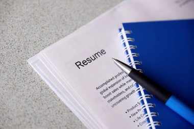 Kalem ve not defterine yakın masadaki özgeçmiş ve CV formları da dahil olmak üzere ofis belgelerinin üst görüntüsü. İş arama süreci. İş yeri konsepti için avlanma