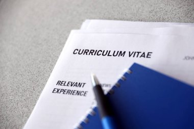 Kalem ve not defterine yakın masadaki özgeçmiş ve CV formları da dahil olmak üzere ofis belgelerinin üst görüntüsü. İş arama süreci. İş yeri konsepti için avlanma