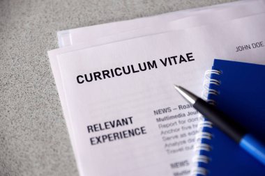Kalem ve not defterine yakın masadaki özgeçmiş ve CV formları da dahil olmak üzere ofis belgelerinin üst görüntüsü. İş arama süreci. İş yeri konsepti için avlanma