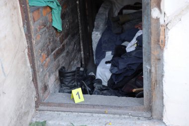 Akşamları arka bahçede numaralandırılan sarı CSI işaretli kanıt. Olay yeri inceleme süreci kavramı