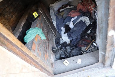 Akşamları arka bahçede numaralandırılan sarı CSI işaretli kanıt. Olay yeri inceleme süreci kavramı