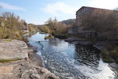 Rocky bank, dağ manzarası. Baharın başındaki dağ nehri manzarası. Doğa manzarası, vahşi doğa. Bukski Kanyonu ve Tikich Nehri