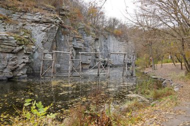 Bukski Kanyonu 'nun granit kayalıkları ve Girskyi Tikych Nehri. Resimli manzara ve Ukrayna turizminin güzel yeri