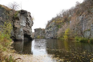 Bukski Kanyonu 'nun granit kayalıkları ve Girskyi Tikych Nehri. Resimli manzara ve Ukrayna turizminin güzel yeri