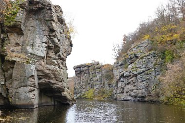 Bukski Kanyonu 'nun granit kayalıkları ve Girskyi Tikych Nehri. Resimli manzara ve Ukrayna turizminin güzel yeri