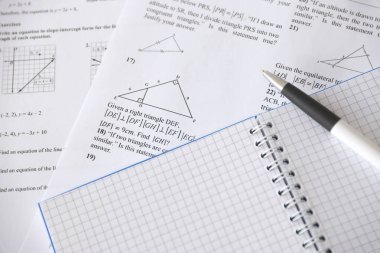 Geometri dersinde geometrik görevlerin el yazısı, uygulama, sınav ya da sınav. Üstel denklemler arka plan kavramı çözülüyor.