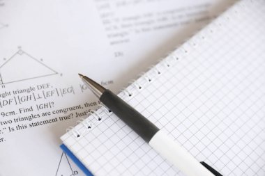 Geometri dersinde geometrik görevlerin el yazısı, uygulama, sınav ya da sınav. Üstel denklemler arka plan kavramı çözülüyor.