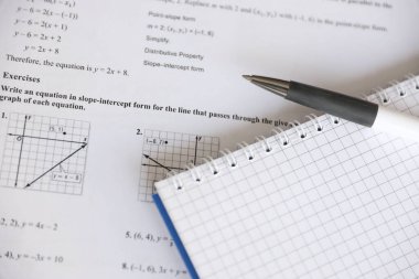 Geometri dersinde geometrik görevlerin el yazısı, uygulama, sınav ya da sınav. Üstel denklemler arka plan kavramı çözülüyor.